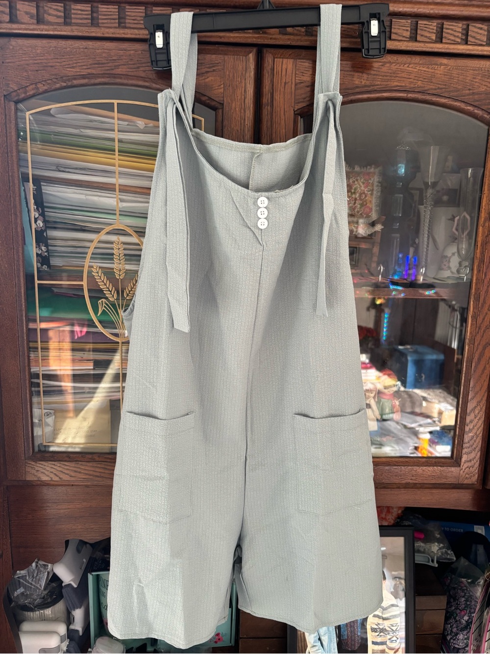 Women's sage green

Textured Tie-Strap Romper